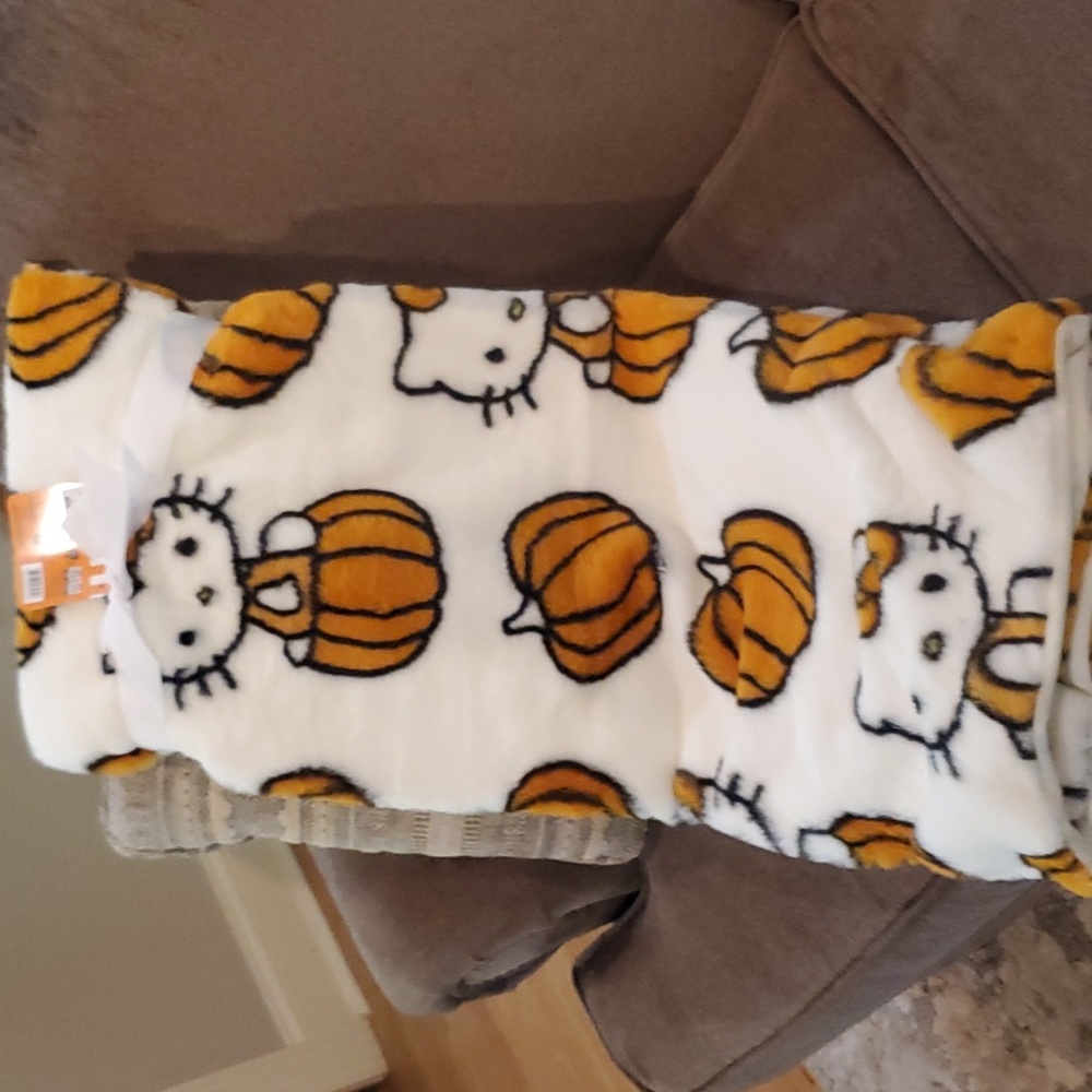Viral Faux Rabbit fur Pumpkin Hello Kitty Blanket-NWT